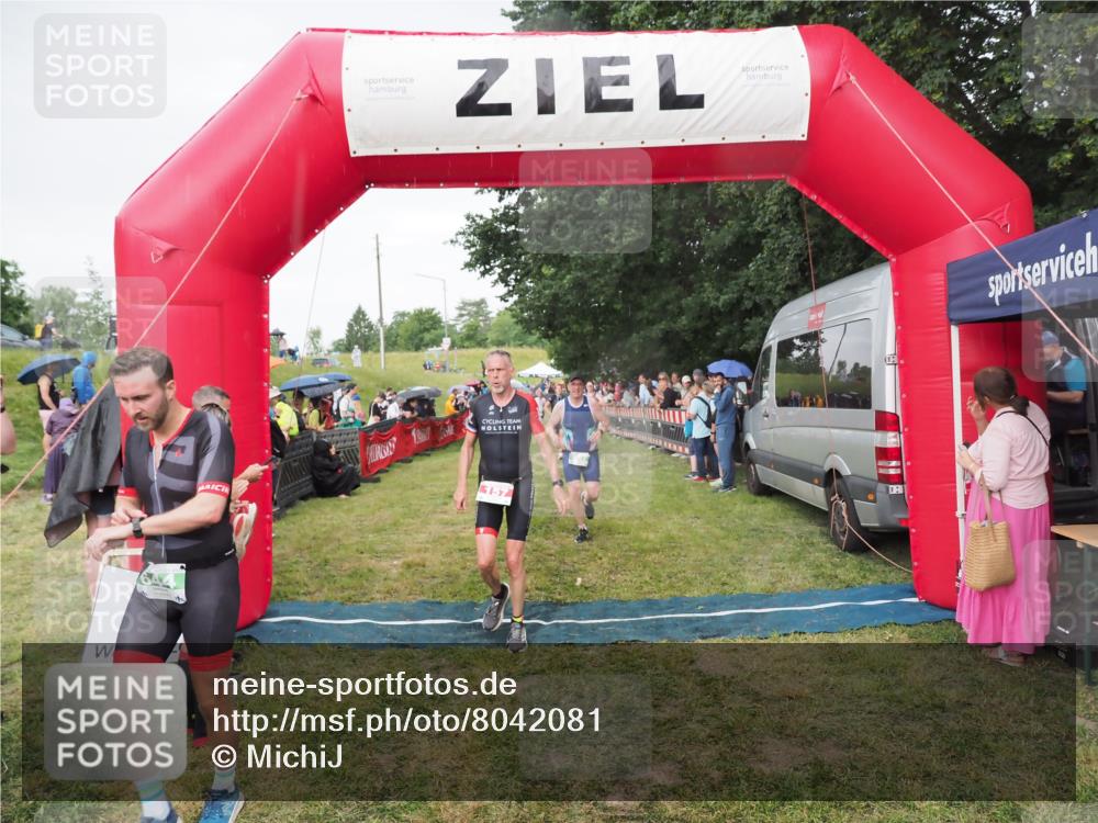 21.06.2025 - 27. Vierlanden-Triathlon MichiJ http://msf.ph/oto/8042081 15.06.2026 13:32:43 Ziel 157, 644, 657, 1057 meine-sportfotos.de