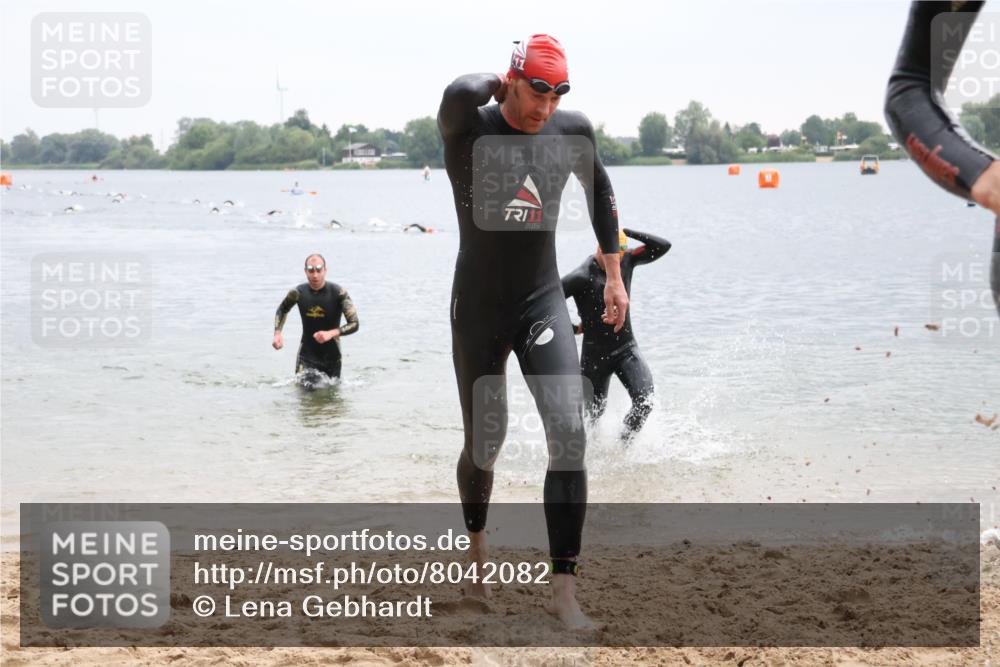 21.06.2025 - 27. Vierlanden-Triathlon Lena Gebhardt http://msf.ph/oto/8042082 15.06.2025 13:18:43 Schwimmen 1269, 1278, 1279 meine-sportfotos.de