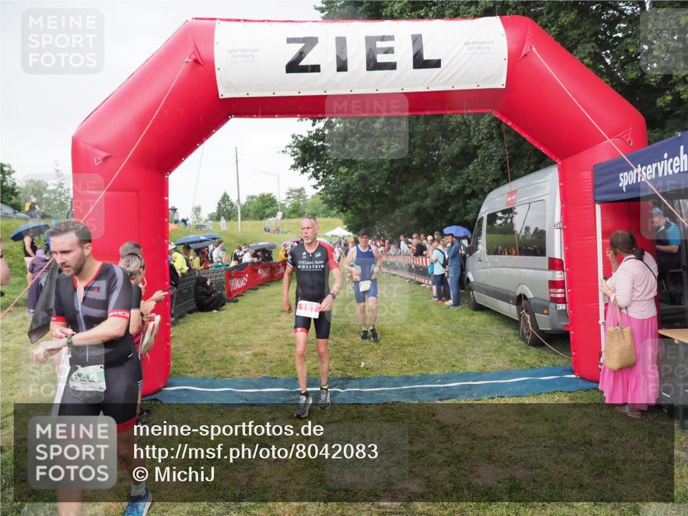 21.06.2025 - 27. Vierlanden-Triathlon MichiJ http://msf.ph/oto/8042083 15.06.2026 13:32:43 Ziel 157, 644, 657, 1057 meine-sportfotos.de