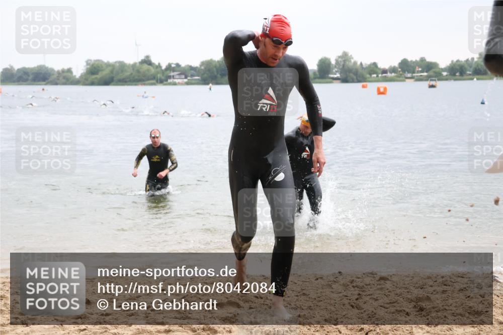 21.06.2025 - 27. Vierlanden-Triathlon Lena Gebhardt http://msf.ph/oto/8042084 15.06.2025 13:18:43 Schwimmen 1269, 1278, 1279 meine-sportfotos.de
