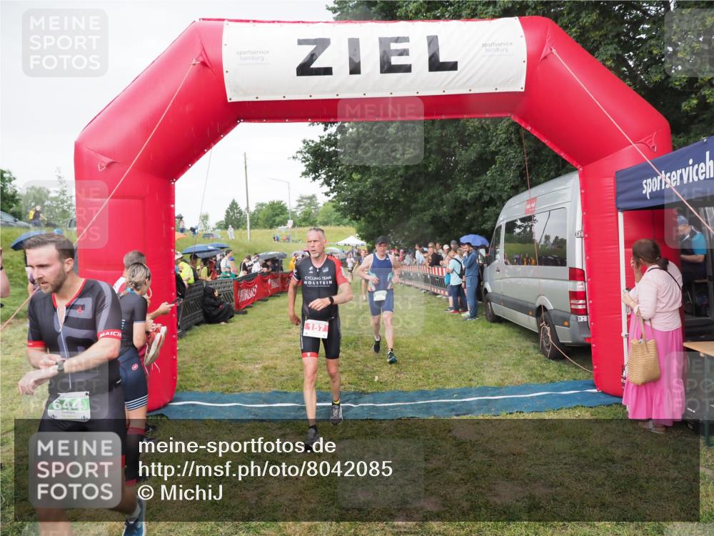 21.06.2025 - 27. Vierlanden-Triathlon MichiJ http://msf.ph/oto/8042085 15.06.2026 13:32:43 Ziel 157, 644, 657, 1057 meine-sportfotos.de