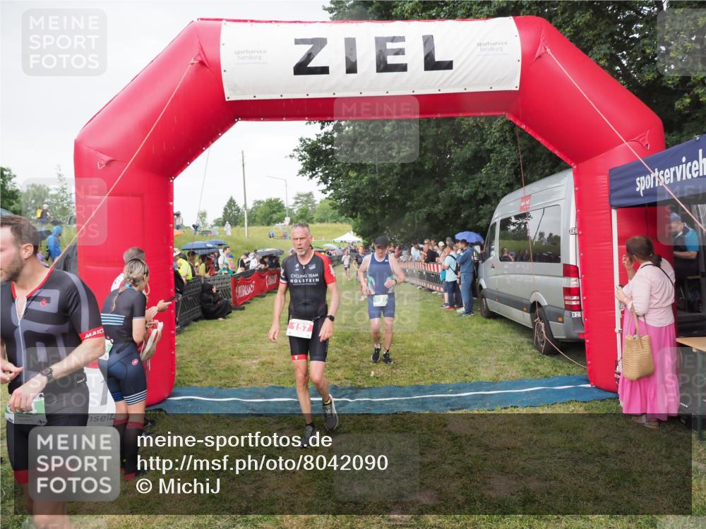 21.06.2025 - 27. Vierlanden-Triathlon MichiJ http://msf.ph/oto/8042090 15.06.2026 13:32:43 Ziel 157, 644, 657, 1057 meine-sportfotos.de