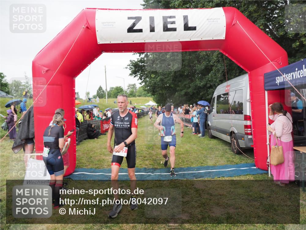 21.06.2025 - 27. Vierlanden-Triathlon MichiJ http://msf.ph/oto/8042097 15.06.2026 13:32:44 Ziel 157, 644, 657, 1057 meine-sportfotos.de