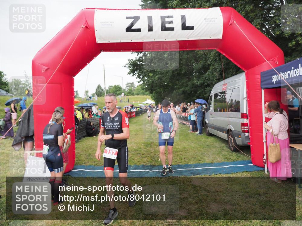 21.06.2025 - 27. Vierlanden-Triathlon MichiJ http://msf.ph/oto/8042101 15.06.2026 13:32:44 Ziel 157, 644, 657, 1057 meine-sportfotos.de
