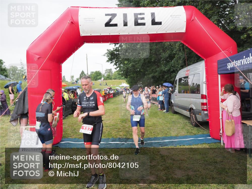 21.06.2025 - 27. Vierlanden-Triathlon MichiJ http://msf.ph/oto/8042105 15.06.2026 13:32:44 Ziel 157, 644, 657, 1057 meine-sportfotos.de