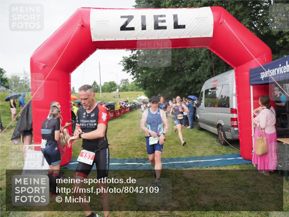 21.06.2025 - 27. Vierlanden-Triathlon MichiJ http://msf.ph/oto/8042109 15.06.2026 13:32:45 Ziel 157, 644, 657, 1057 meine-sportfotos.de