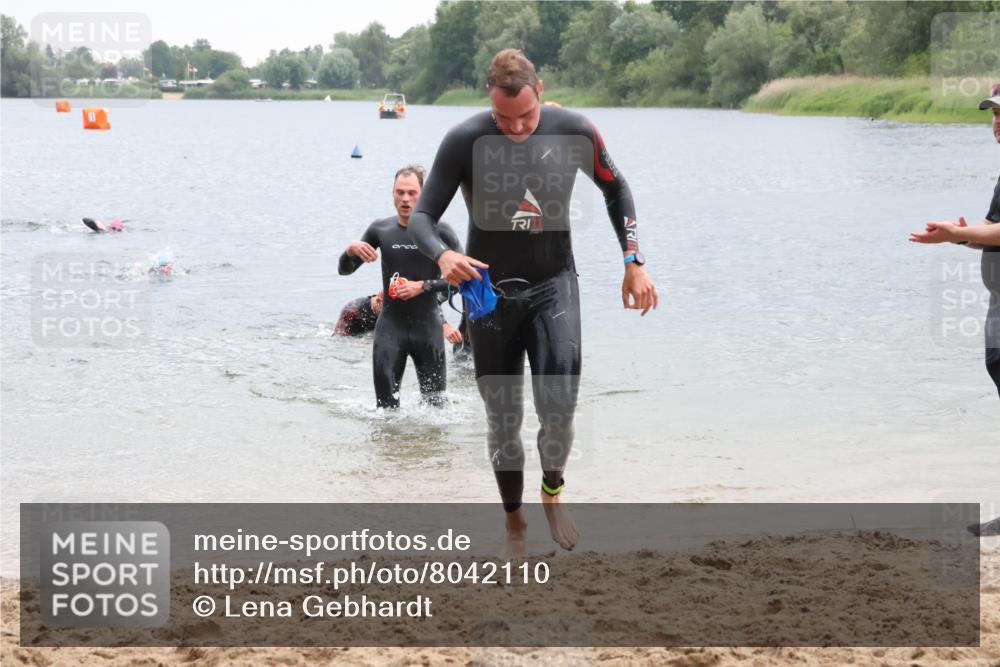 21.06.2025 - 27. Vierlanden-Triathlon Lena Gebhardt http://msf.ph/oto/8042110 15.06.2025 13:19:26 Schwimmen 1234, 1254, 1268, 1311 meine-sportfotos.de