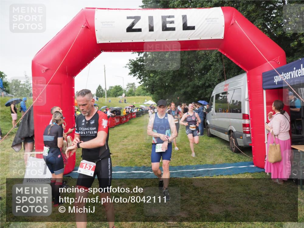 21.06.2025 - 27. Vierlanden-Triathlon MichiJ http://msf.ph/oto/8042111 15.06.2026 13:32:45 Ziel 157, 644, 657, 1057 meine-sportfotos.de