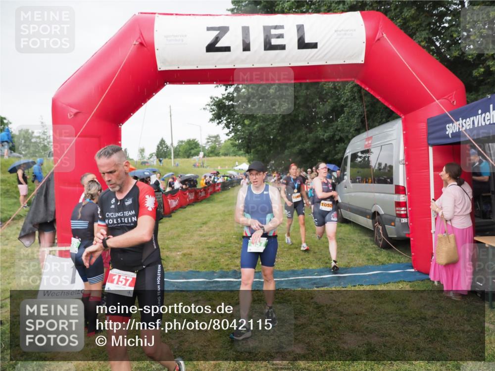 21.06.2025 - 27. Vierlanden-Triathlon MichiJ http://msf.ph/oto/8042115 15.06.2026 13:32:45 Ziel 157, 644, 657, 1057 meine-sportfotos.de