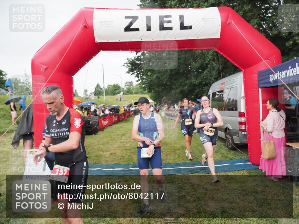 21.06.2025 - 27. Vierlanden-Triathlon MichiJ http://msf.ph/oto/8042117 15.06.2026 13:32:46 Ziel 74, 157, 644, 657, 1057 meine-sportfotos.de