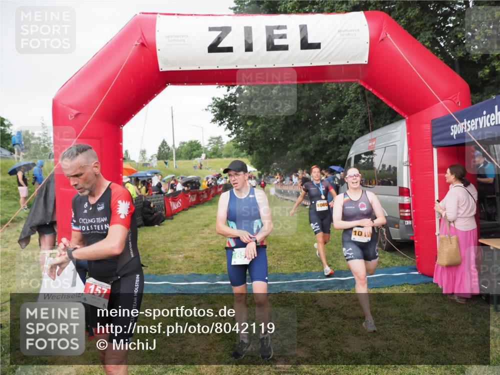 21.06.2025 - 27. Vierlanden-Triathlon MichiJ http://msf.ph/oto/8042119 15.06.2026 13:32:46 Ziel 74, 157, 644, 657, 1057 meine-sportfotos.de