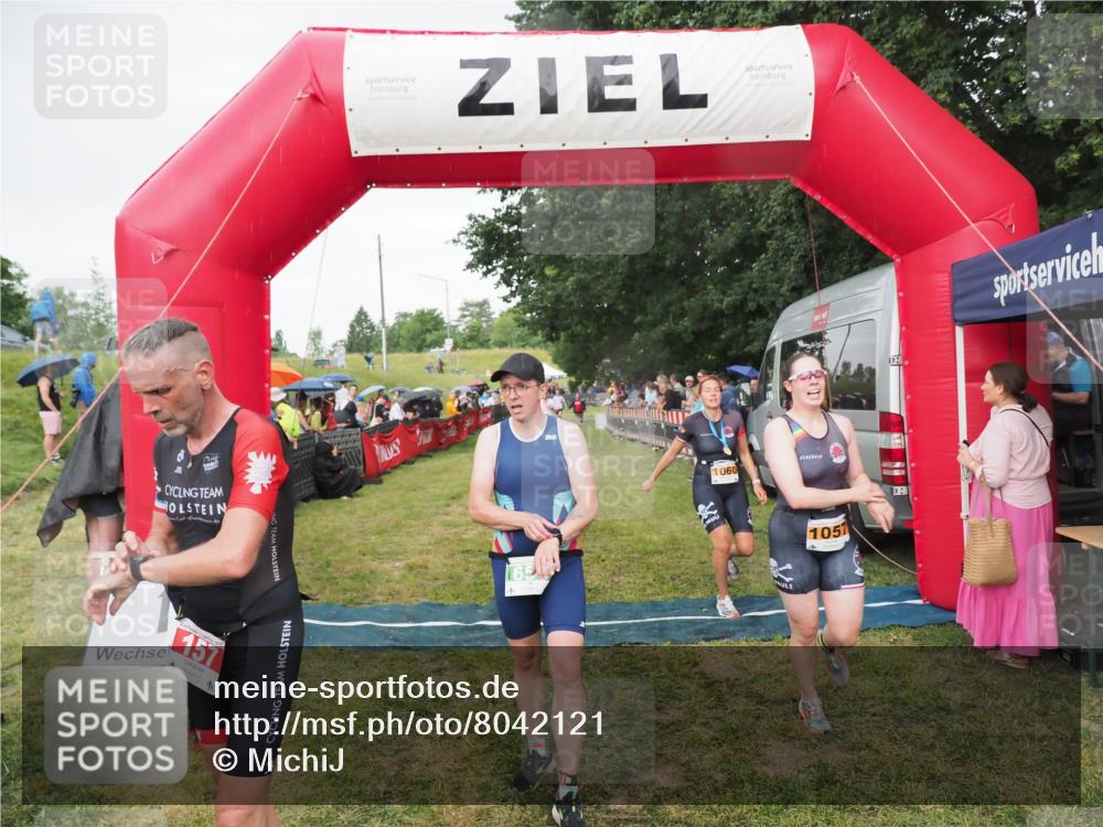 21.06.2025 - 27. Vierlanden-Triathlon MichiJ http://msf.ph/oto/8042121 15.06.2026 13:32:46 Ziel 74, 157, 644, 657, 1057 meine-sportfotos.de