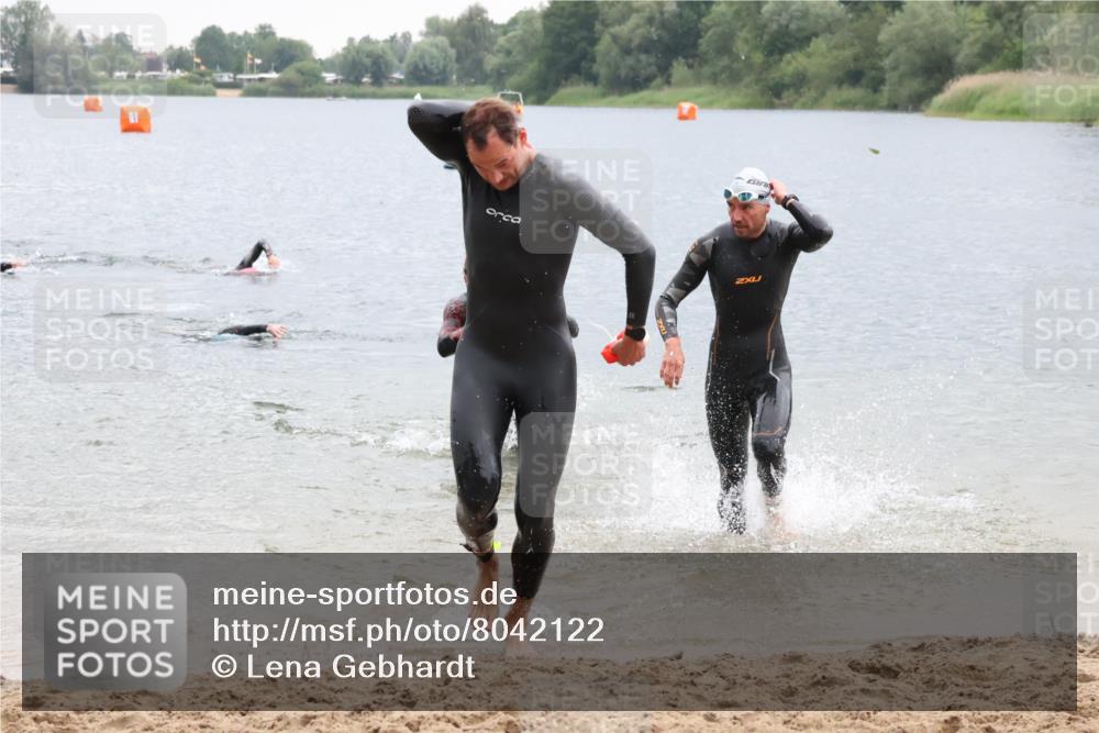 21.06.2025 - 27. Vierlanden-Triathlon Lena Gebhardt http://msf.ph/oto/8042122 15.06.2025 13:19:29 Schwimmen 1234, 1254, 1268, 1311, 1312 meine-sportfotos.de