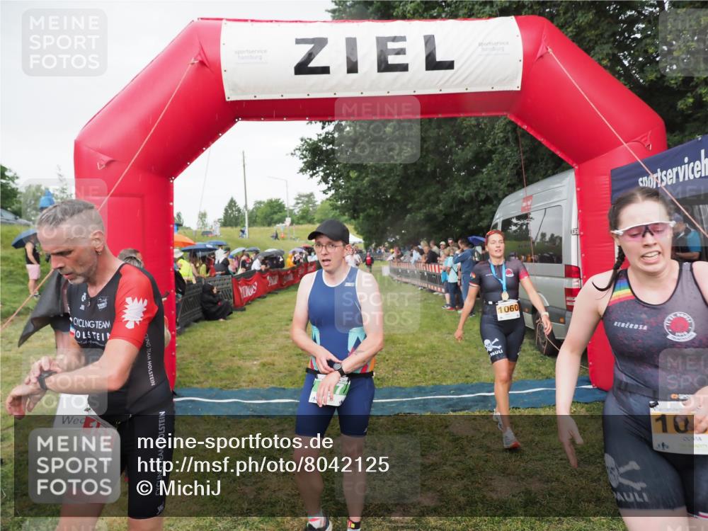 21.06.2025 - 27. Vierlanden-Triathlon MichiJ http://msf.ph/oto/8042125 15.06.2026 13:32:46 Ziel 74, 157, 644, 657, 1057 meine-sportfotos.de