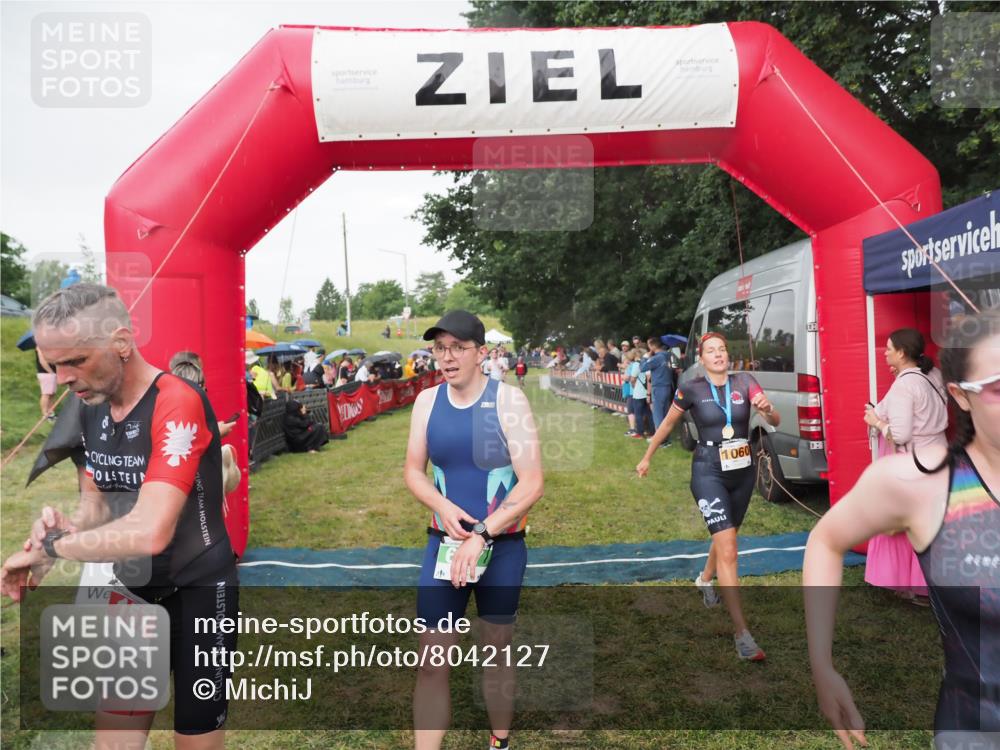 21.06.2025 - 27. Vierlanden-Triathlon MichiJ http://msf.ph/oto/8042127 15.06.2026 13:32:47 Ziel 74, 157, 644, 657, 1057 meine-sportfotos.de