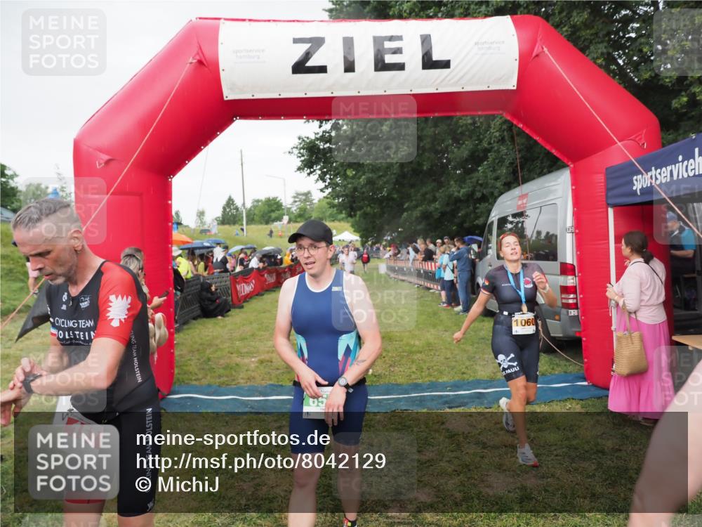 21.06.2025 - 27. Vierlanden-Triathlon MichiJ http://msf.ph/oto/8042129 15.06.2026 13:32:47 Ziel 74, 157, 644, 657, 1057 meine-sportfotos.de