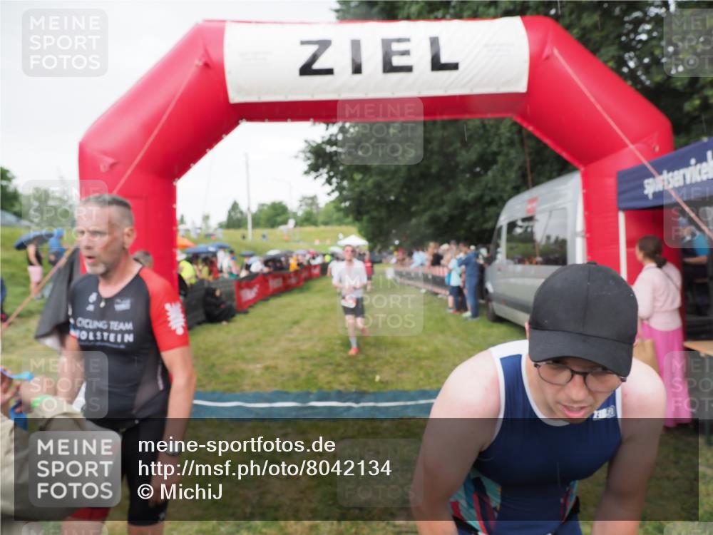 21.06.2025 - 27. Vierlanden-Triathlon MichiJ http://msf.ph/oto/8042134 15.06.2026 13:32:50 Ziel 74, 238, 657, 1057 meine-sportfotos.de