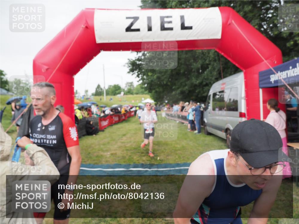 21.06.2025 - 27. Vierlanden-Triathlon MichiJ http://msf.ph/oto/8042136 15.06.2026 13:32:50 Ziel 74, 238, 657, 1057 meine-sportfotos.de