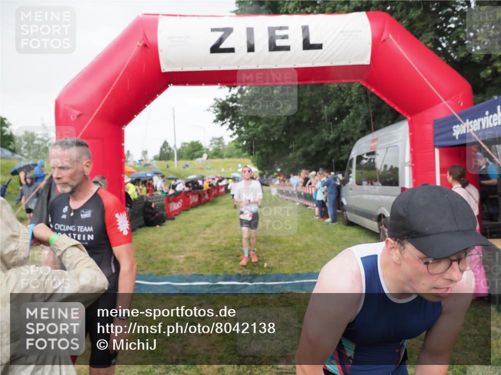 21.06.2025 - 27. Vierlanden-Triathlon MichiJ http://msf.ph/oto/8042138 15.06.2026 13:32:50 Ziel 74, 238, 657, 1057 meine-sportfotos.de