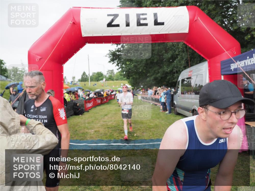 21.06.2025 - 27. Vierlanden-Triathlon MichiJ http://msf.ph/oto/8042140 15.06.2026 13:32:50 Ziel 74, 238, 657, 1057 meine-sportfotos.de
