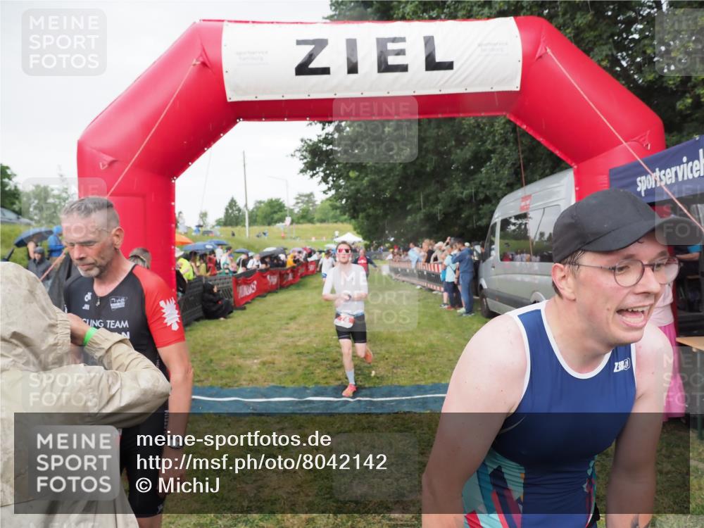 21.06.2025 - 27. Vierlanden-Triathlon MichiJ http://msf.ph/oto/8042142 15.06.2026 13:32:51 Ziel 74, 238, 657, 1057 meine-sportfotos.de