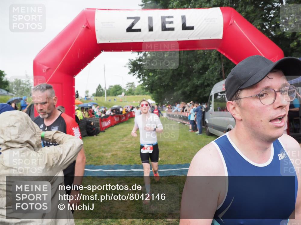 21.06.2025 - 27. Vierlanden-Triathlon MichiJ http://msf.ph/oto/8042146 15.06.2026 13:32:51 Ziel 74, 238, 657, 1057 meine-sportfotos.de