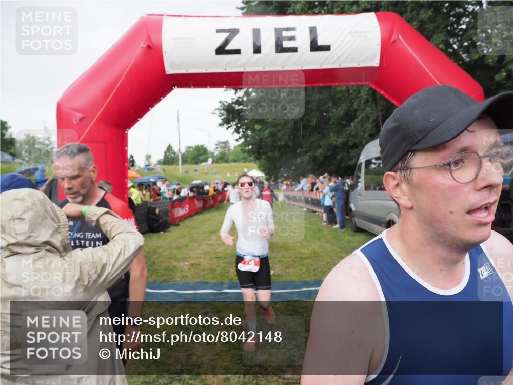 21.06.2025 - 27. Vierlanden-Triathlon MichiJ http://msf.ph/oto/8042148 15.06.2026 13:32:51 Ziel 74, 238, 657, 1057 meine-sportfotos.de