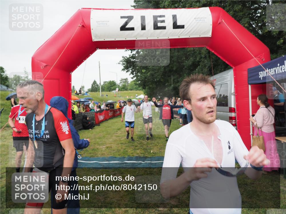 21.06.2025 - 27. Vierlanden-Triathlon MichiJ http://msf.ph/oto/8042150 15.06.2026 13:32:53 Ziel 74, 238 meine-sportfotos.de