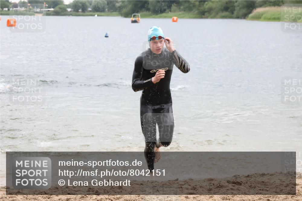 21.06.2025 - 27. Vierlanden-Triathlon Lena Gebhardt http://msf.ph/oto/8042151 15.06.2025 13:19:39 Schwimmen 1254, 1268, 1280, 1311, 1312 meine-sportfotos.de