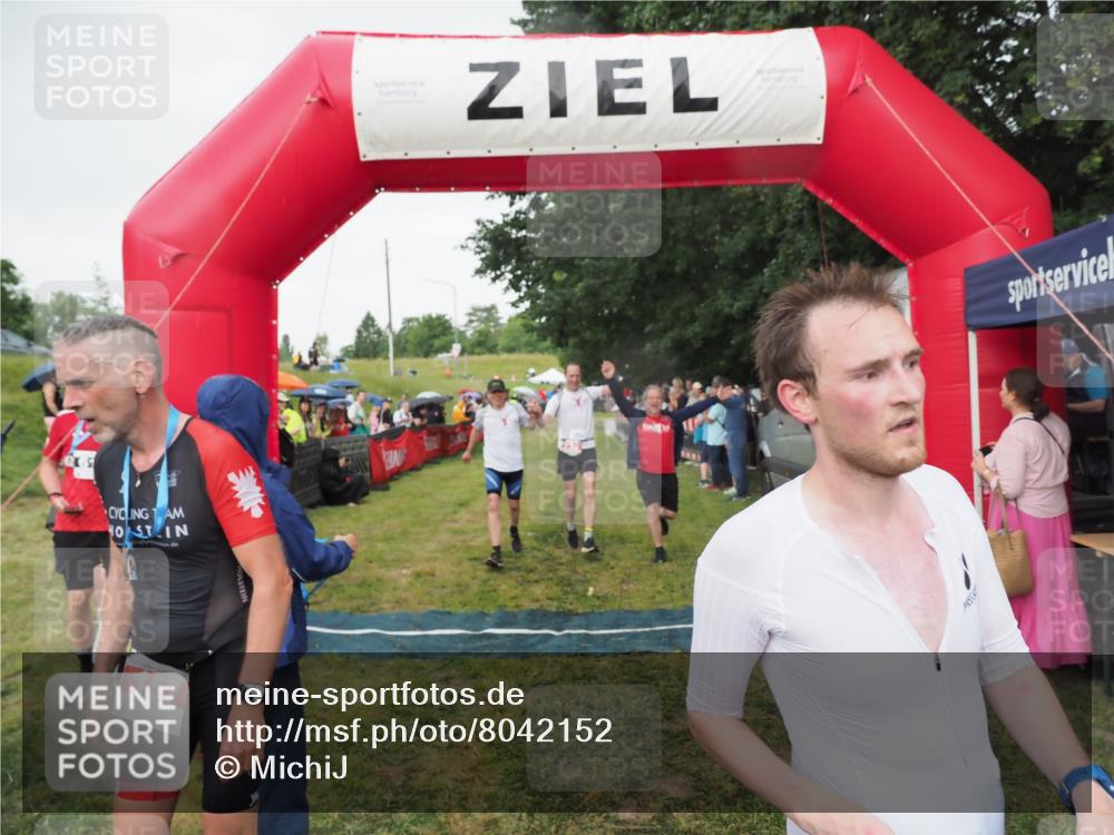 21.06.2025 - 27. Vierlanden-Triathlon MichiJ http://msf.ph/oto/8042152 15.06.2026 13:32:53 Ziel 74, 238 meine-sportfotos.de