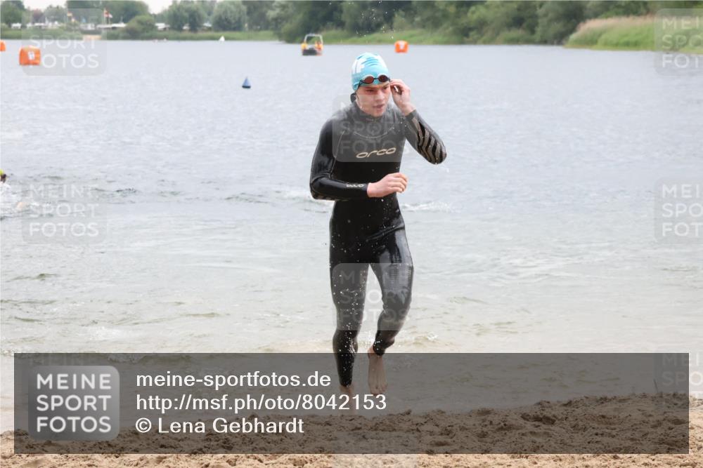 21.06.2025 - 27. Vierlanden-Triathlon Lena Gebhardt http://msf.ph/oto/8042153 15.06.2025 13:19:39 Schwimmen 1254, 1268, 1280, 1311, 1312 meine-sportfotos.de