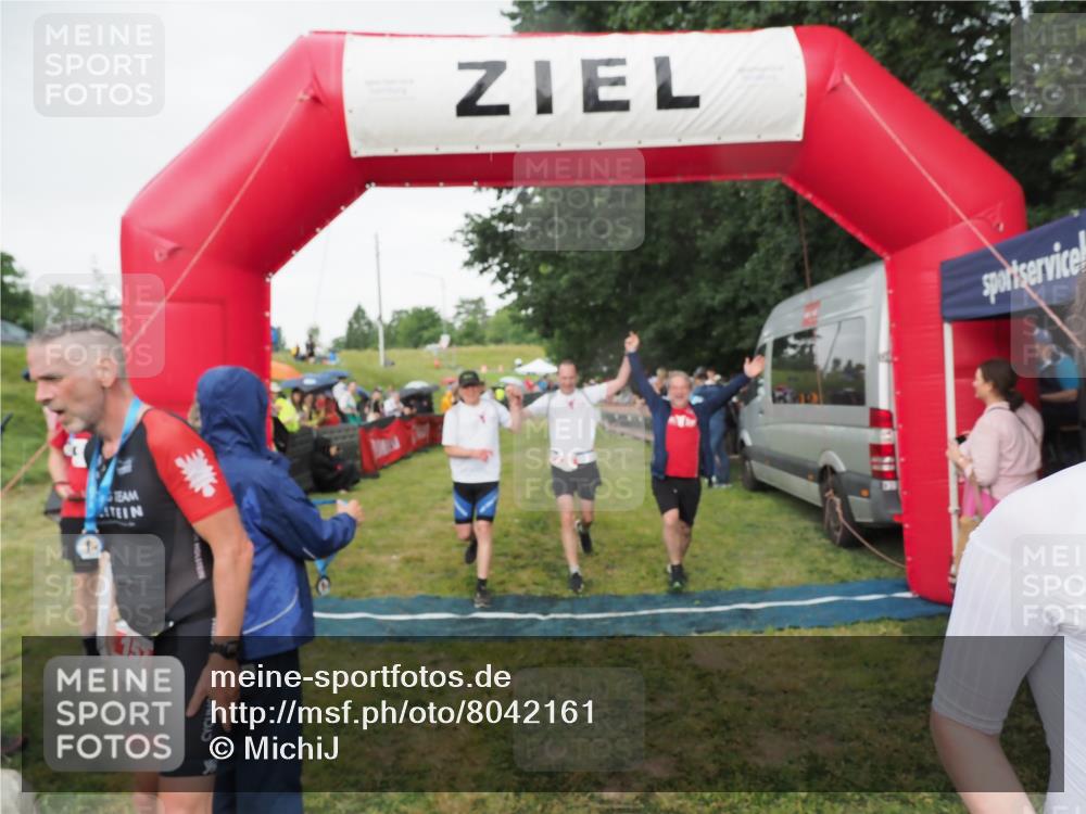 21.06.2025 - 27. Vierlanden-Triathlon MichiJ http://msf.ph/oto/8042161 15.06.2026 13:32:54 Ziel 74, 238 meine-sportfotos.de