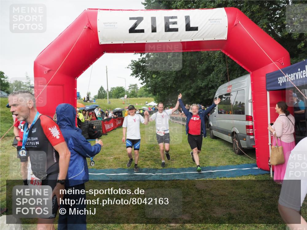 21.06.2025 - 27. Vierlanden-Triathlon MichiJ http://msf.ph/oto/8042163 15.06.2026 13:32:54 Ziel 74, 238 meine-sportfotos.de