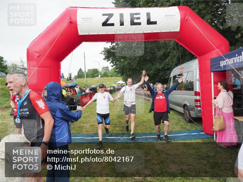 21.06.2025 - 27. Vierlanden-Triathlon MichiJ http://msf.ph/oto/8042167 15.06.2026 13:32:54 Ziel 74, 238 meine-sportfotos.de