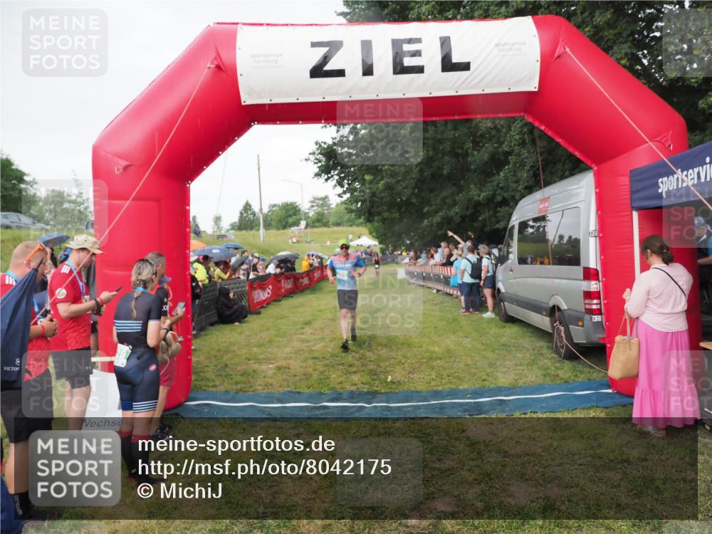 21.06.2025 - 27. Vierlanden-Triathlon MichiJ http://msf.ph/oto/8042175 15.06.2026 13:33:27 Ziel 791 meine-sportfotos.de