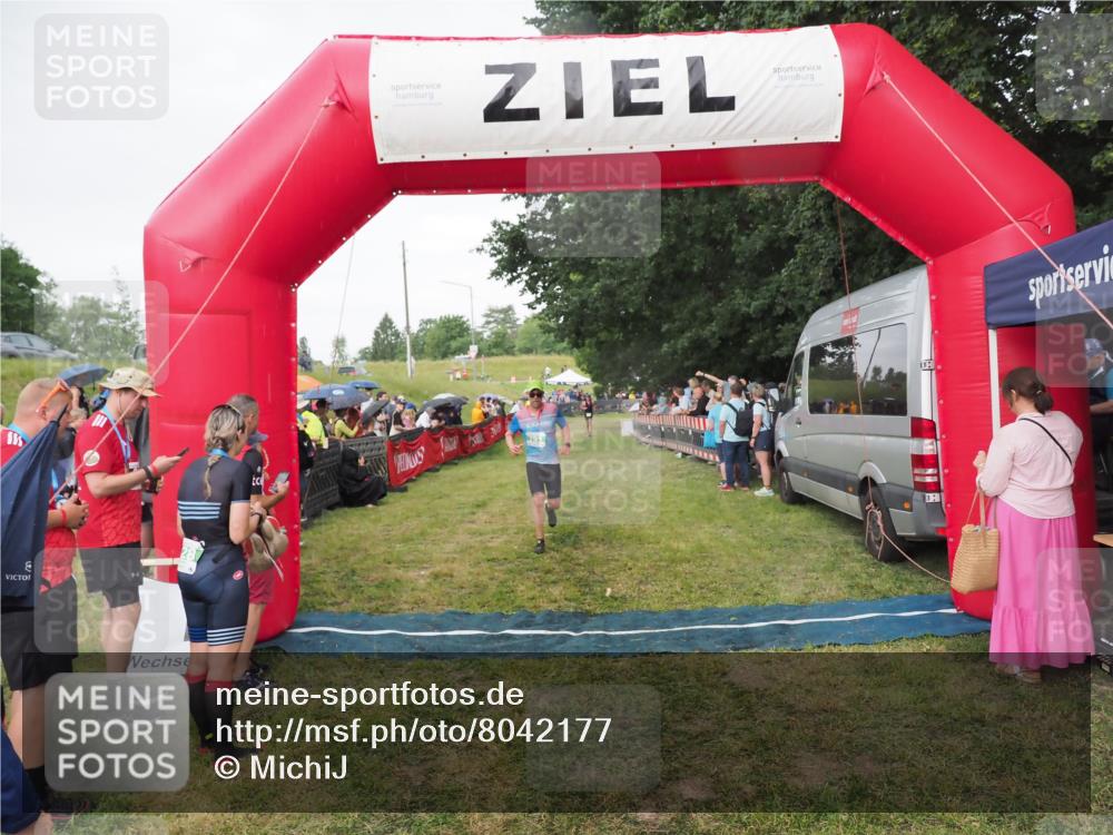 21.06.2025 - 27. Vierlanden-Triathlon MichiJ http://msf.ph/oto/8042177 15.06.2026 13:33:27 Ziel 791 meine-sportfotos.de
