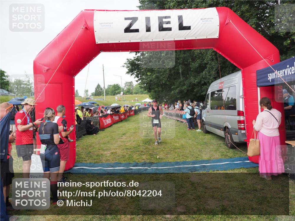 21.06.2025 - 27. Vierlanden-Triathlon MichiJ http://msf.ph/oto/8042204 15.06.2026 13:33:36 Ziel 787 meine-sportfotos.de