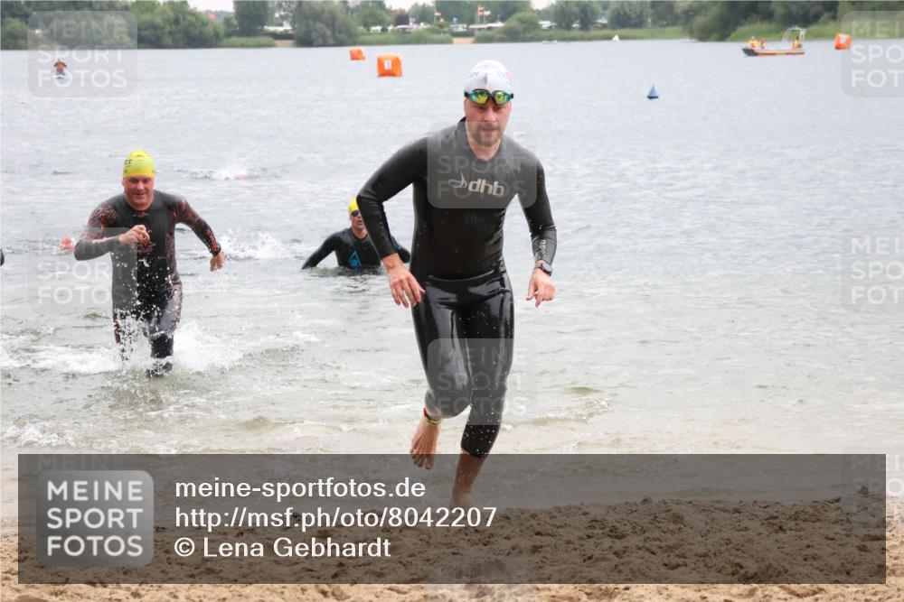 21.06.2025 - 27. Vierlanden-Triathlon Lena Gebhardt http://msf.ph/oto/8042207 15.06.2025 13:19:54 Schwimmen 1267, 1280, 1285, 1293, 1309, 1317 meine-sportfotos.de