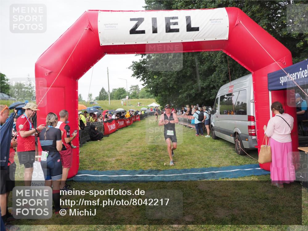 21.06.2025 - 27. Vierlanden-Triathlon MichiJ http://msf.ph/oto/8042217 15.06.2026 13:33:37 Ziel 787 meine-sportfotos.de