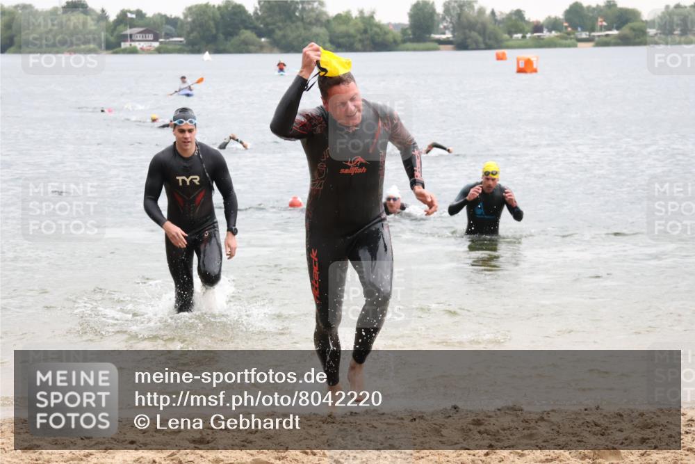 21.06.2025 - 27. Vierlanden-Triathlon Lena Gebhardt http://msf.ph/oto/8042220 15.06.2025 13:19:56 Schwimmen 1249, 1266, 1267, 1280, 1285, 1293, 1309, 1317 meine-sportfotos.de