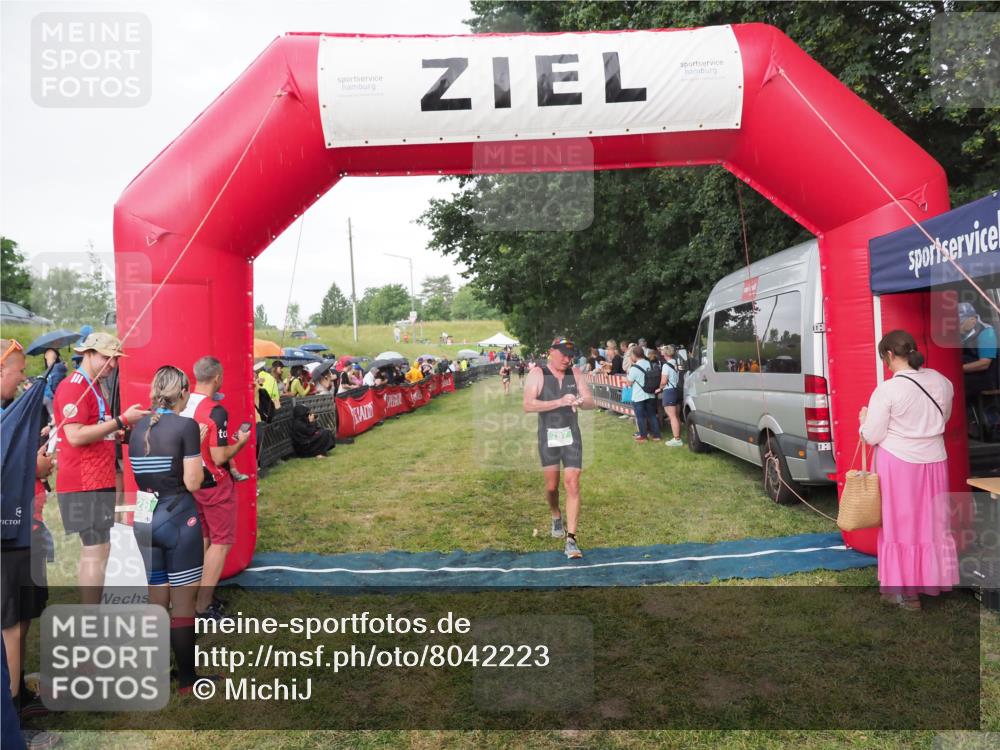 21.06.2025 - 27. Vierlanden-Triathlon MichiJ http://msf.ph/oto/8042223 15.06.2026 13:33:37 Ziel 787 meine-sportfotos.de