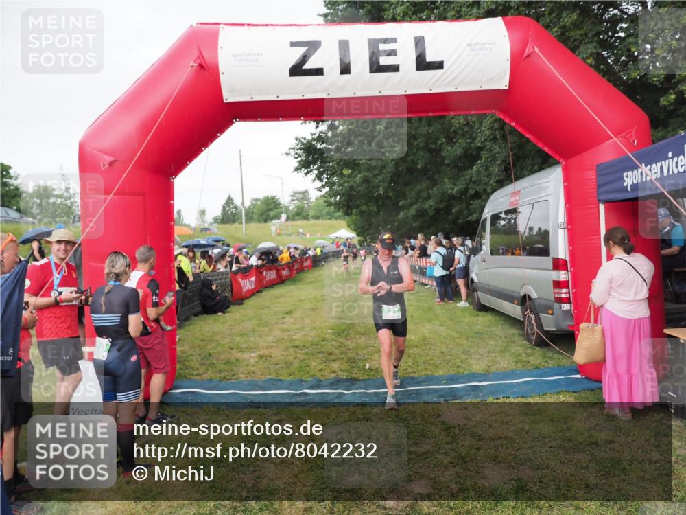 21.06.2025 - 27. Vierlanden-Triathlon MichiJ http://msf.ph/oto/8042232 15.06.2026 13:33:38 Ziel 787 meine-sportfotos.de