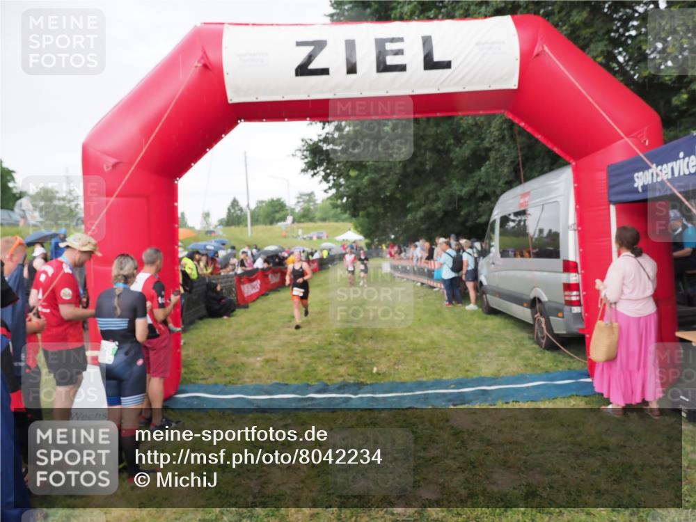 21.06.2025 - 27. Vierlanden-Triathlon MichiJ http://msf.ph/oto/8042234 15.06.2026 13:33:44 Ziel 210, 787, 1076 meine-sportfotos.de
