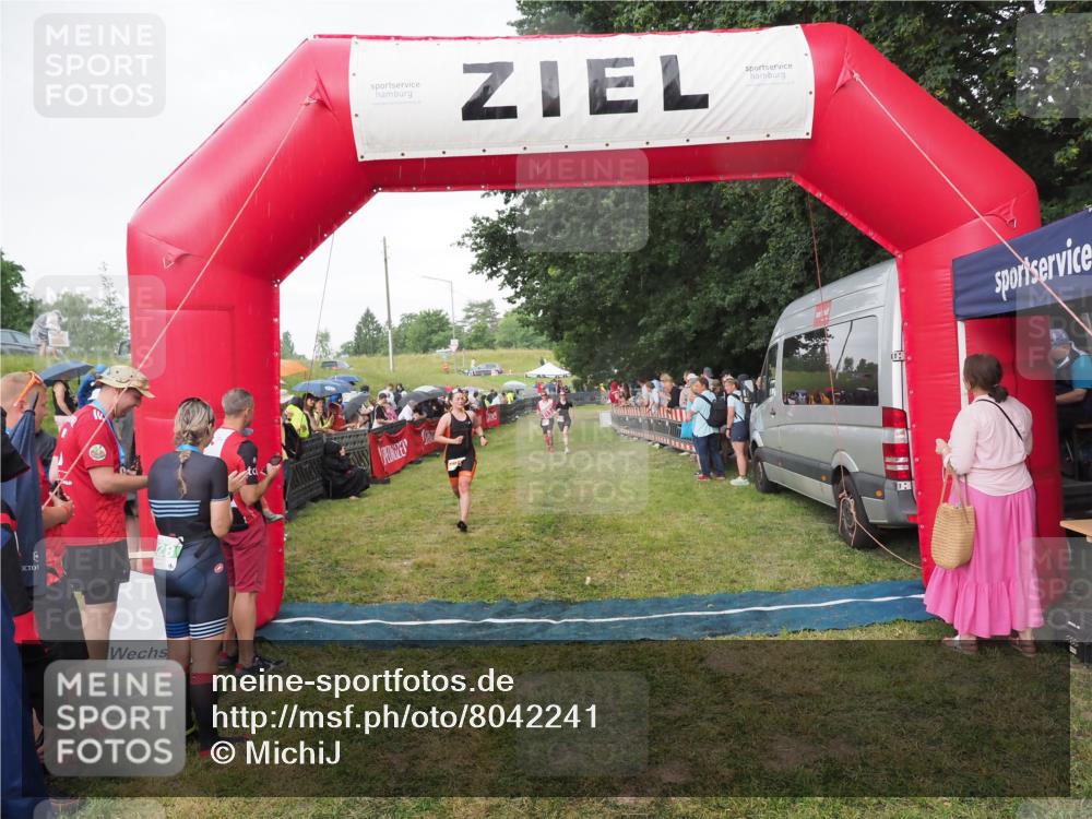 21.06.2025 - 27. Vierlanden-Triathlon MichiJ http://msf.ph/oto/8042241 15.06.2026 13:33:44 Ziel 210, 787, 1076 meine-sportfotos.de