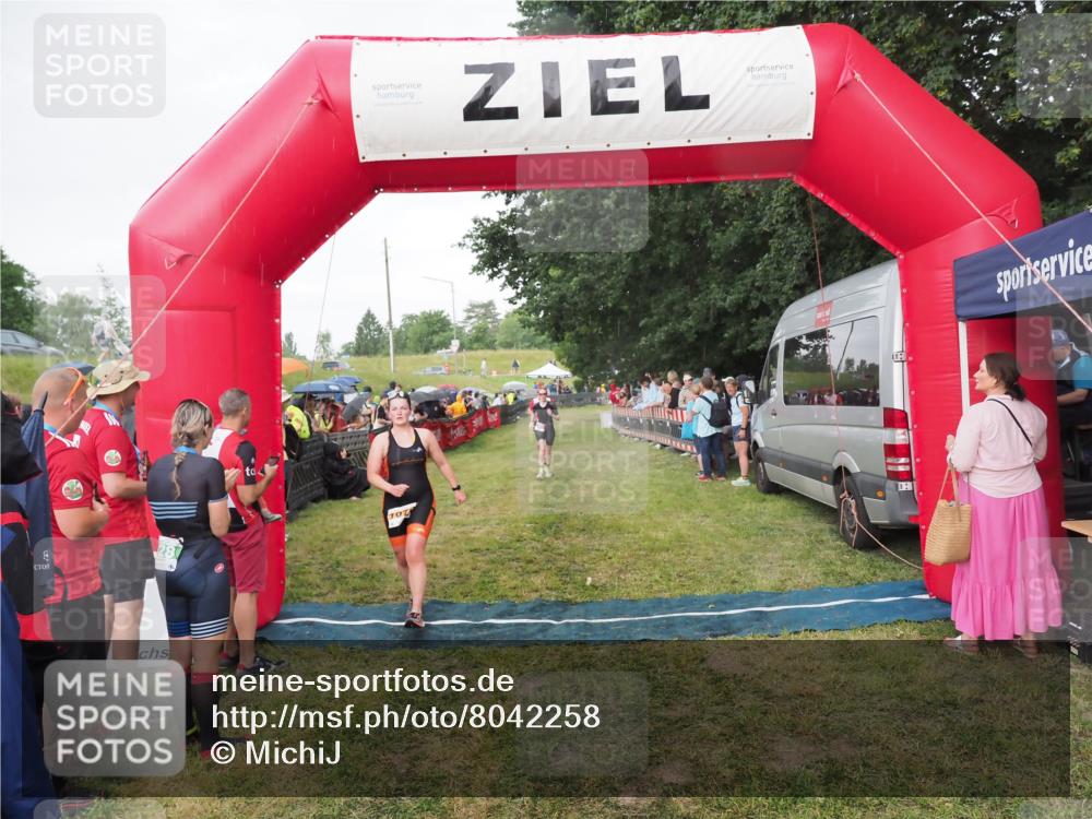 21.06.2025 - 27. Vierlanden-Triathlon MichiJ http://msf.ph/oto/8042258 15.06.2026 13:33:46 Ziel 210, 1076 meine-sportfotos.de