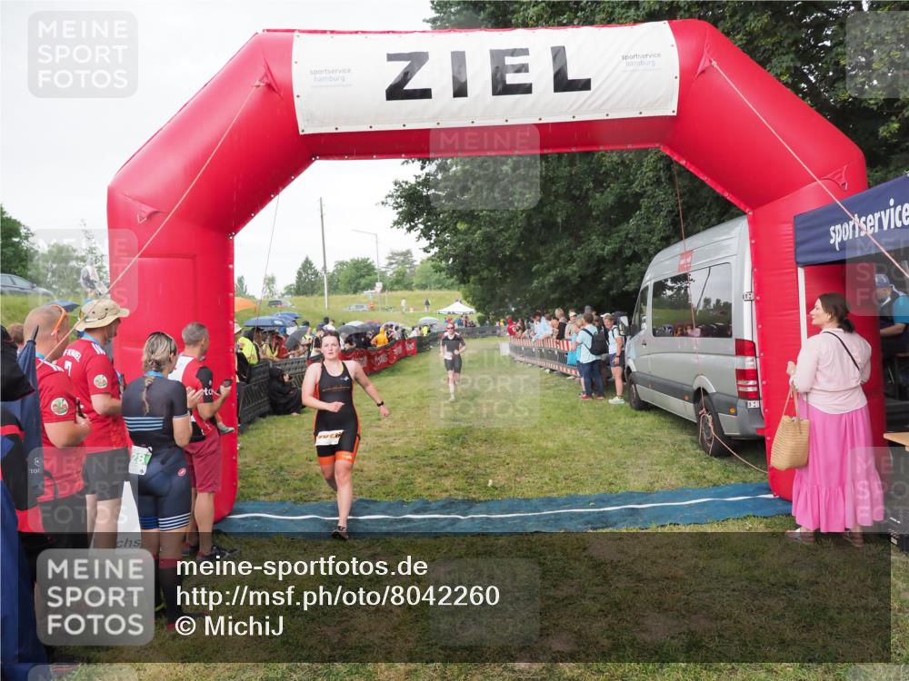 21.06.2025 - 27. Vierlanden-Triathlon MichiJ http://msf.ph/oto/8042260 15.06.2026 13:33:46 Ziel 210, 1076 meine-sportfotos.de