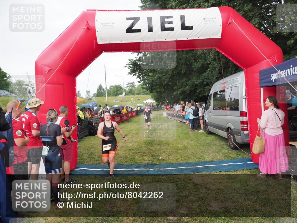 21.06.2025 - 27. Vierlanden-Triathlon MichiJ http://msf.ph/oto/8042262 15.06.2026 13:33:46 Ziel 210, 1076 meine-sportfotos.de