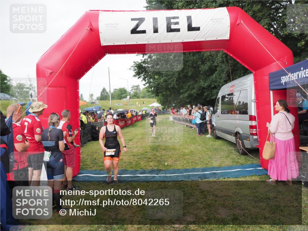 21.06.2025 - 27. Vierlanden-Triathlon MichiJ http://msf.ph/oto/8042265 15.06.2026 13:33:46 Ziel 210, 1076 meine-sportfotos.de