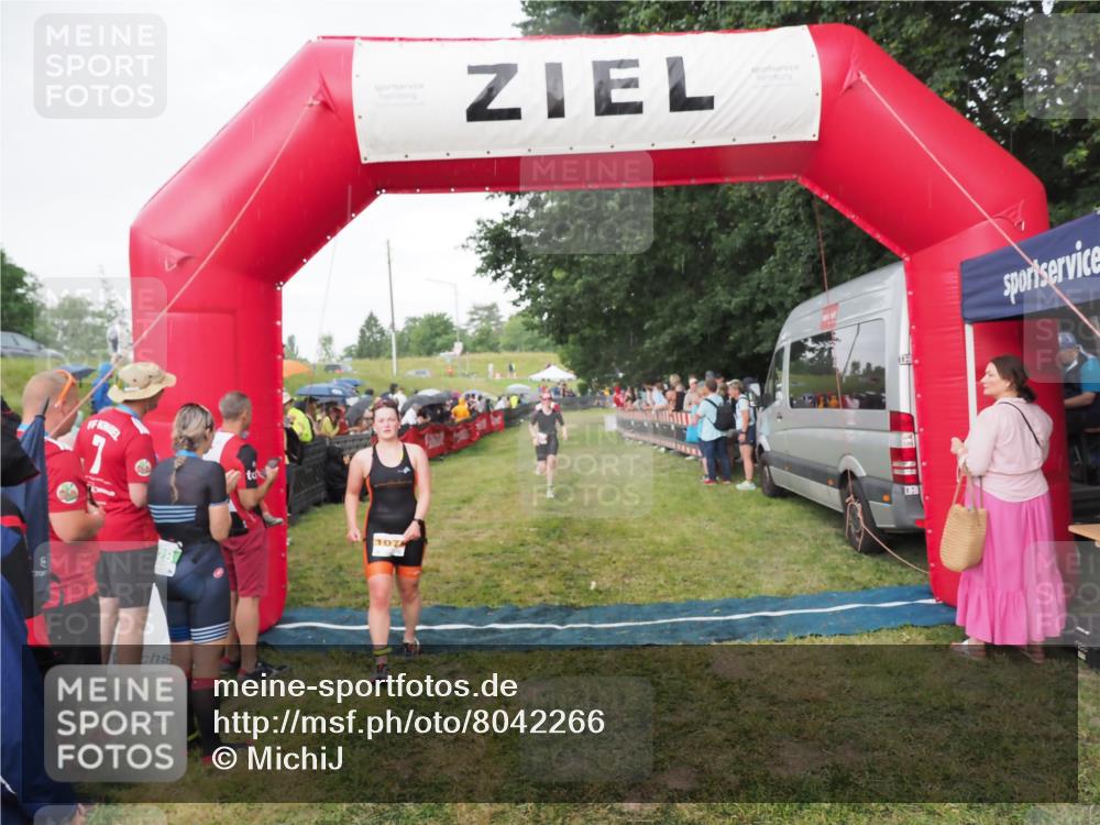 21.06.2025 - 27. Vierlanden-Triathlon MichiJ http://msf.ph/oto/8042266 15.06.2026 13:33:46 Ziel 210, 1076 meine-sportfotos.de