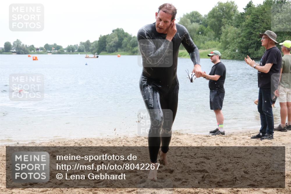 21.06.2025 - 27. Vierlanden-Triathlon Lena Gebhardt http://msf.ph/oto/8042267 15.06.2025 13:20:08 Schwimmen 1249, 1253, 1266, 1317 meine-sportfotos.de